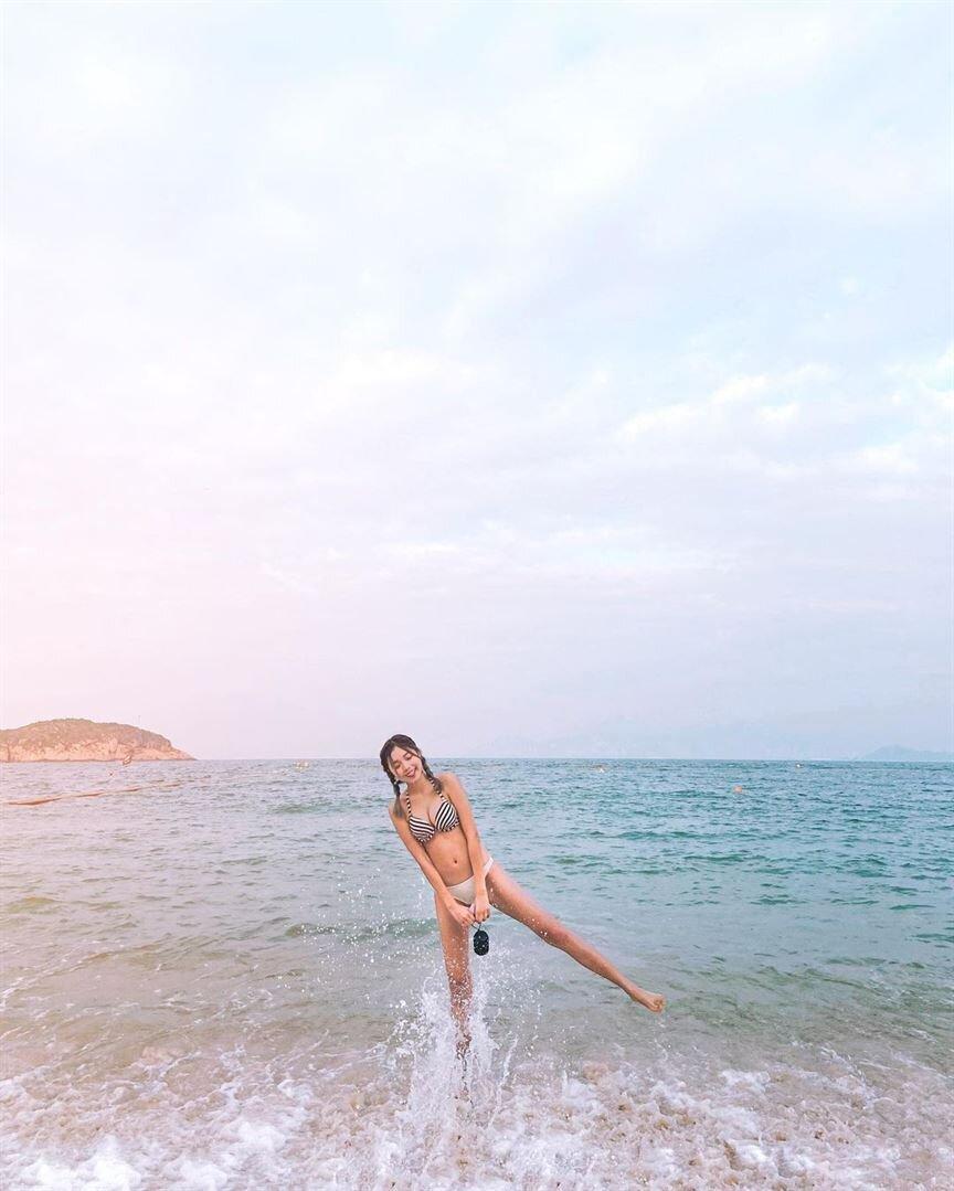 jasminebyanka这个条纹泳装兼具性感与可爱，搭配柔和的午后阳光，不仅仅是j图，更是艺术美照