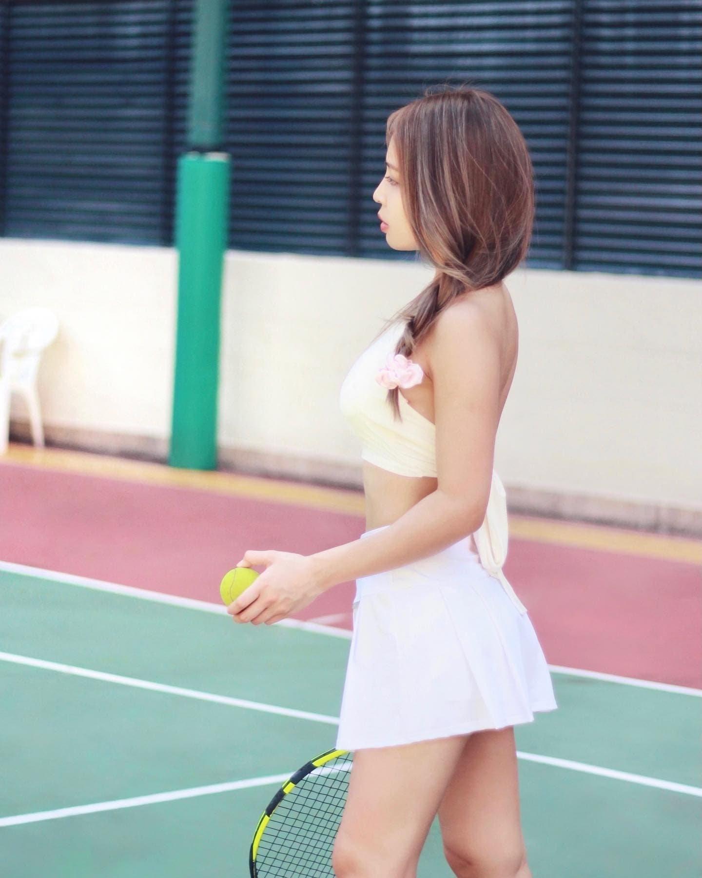 吴国幸打网球，网球裙抄亮眼